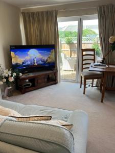 科舍姆Highcroft House的带沙发和平面电视的客厅