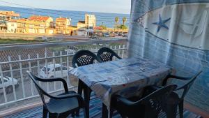 卡内·德·玛尔Canet playa y centro的阳台享有海港景致,配有桌椅。
