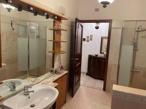 GaggianoVilla near Milan & Rho Fiera的一间带水槽和淋浴的浴室