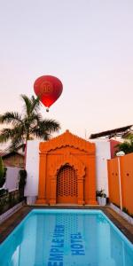 蒲甘Myanmar Nan Hteik Temple View Hotel的飞过游泳池的热气球
