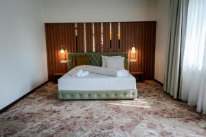 克拉约瓦Hotel Relax Craiova的卧室配有白色的床