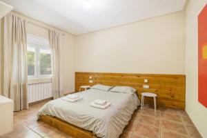 弗拉加Mas de l' Anneta的一间卧室配有一张床,上面有两条毛巾