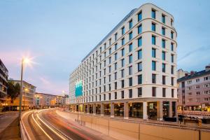 美因河畔法兰克福Motel One Frankfurt-Römer的街道边的白色建筑