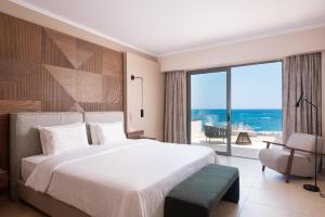 罗德岛卡利地亚KRESTEN ROYAL Euphoria Resort的一间卧室设有一张大床和一个大窗户