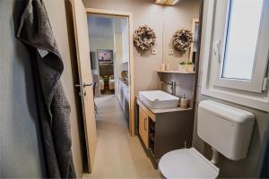 卡特兹奥布萨维DELUXE Lake View Mobile Homes with Thermal Riviera Tickets的一间带卫生间、水槽和窗户的浴室
