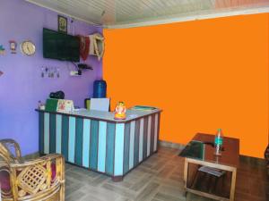拉塔古里Hotel Green Gold Resort Lataguri的客厅拥有橙色和紫色的墙壁