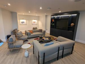 珀利Stunning 1 Bed Studio Flat With FREE PARKING and FREE WIFI in Capella Court Purley的带沙发和平面电视的客厅