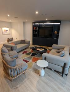 珀利Stunning 1 Bed Studio Flat With FREE PARKING and FREE WIFI in Capella Court Purley的带沙发和平面电视的客厅