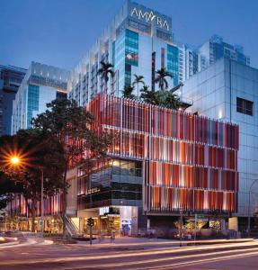 新加坡Amara Singapore - Newly Renovated的一座建筑的侧面有灯