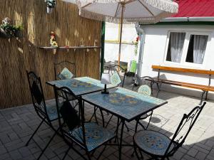锡吉什瓦拉House of Maria的庭院里配有桌椅和遮阳伞
