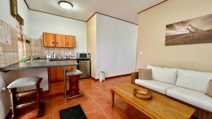 斯瓦科普蒙德Bushbabies-Inn Self-Catering Accommodation的带沙发的客厅和厨房
