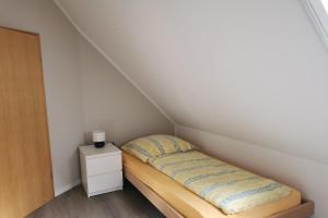 BommelsenBeekenhof的一间小卧室,阁楼上配有一张床