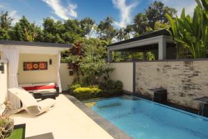 罗威那布鲁克2号别墅的后院设有游泳池以及带沙发和椅子的庭院。