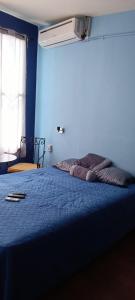 圣萨尔瓦多Comfort Home Escalón的蓝色墙壁间的一张床位