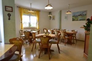 哈弗尔河畔勃兰登堡Christel's Pension的用餐室配有木桌和椅子