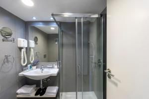 普罗塔拉斯水晶温泉海滩酒店的带淋浴和盥洗盆的浴室