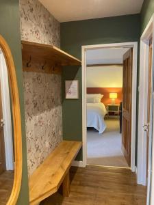 Salon-la-TourChambres & Table d'hôtes de La Vieille Ferme的客房设有带一张床和镜子的卧室