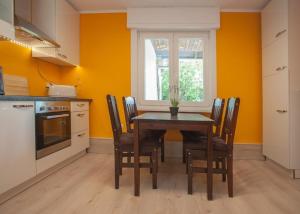 温特贝格Ferienhaus Grenzweg的厨房配有桌椅和窗户。
