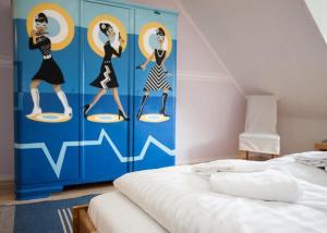 温特贝格Ferienhaus Grenzweg的一间卧室,墙上有三位女性画