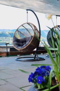 奥勒松品质海滨酒店的鲜花庭院的秋千椅
