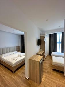 卡萨米尔GL Hotel Ksamil的一间卧室配有两张床和电视。