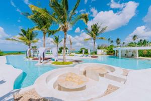 DikoniY Residential Luxury Villas的棕榈树度假村的游泳池