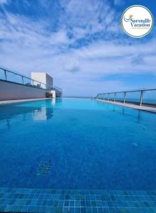 尼甘布Negombo Ocean Breeze Luxury Studio by Serendib Vacation的大楼屋顶上的大型游泳池