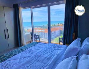 尼甘布Negombo Ocean Breeze Luxury Studio by Serendib Vacation的一间卧室配有一张床,享有海景