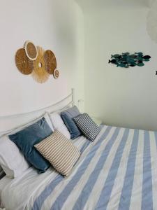 莱里奇l'altro Cuore di Lerici的一间卧室配有一张带风扇和枕头的床。