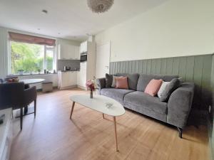 NistelrodeNisterlo Guesthouse的客厅配有沙发和桌子