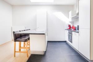 布鲁塞尔Smartflats City - Brusselian的厨房配有柜台和桌子