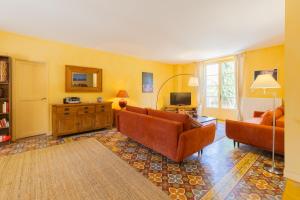 特雷布Maison Cantalauze - Pays Cathare - Carcassonne - Canal du Midi的客厅配有两张沙发和一台电视