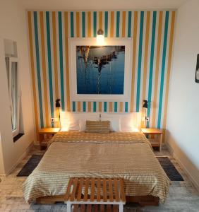 斯塔拉巴斯卡MaraMare Apartments的卧室配有一张床,墙上挂有绘画作品