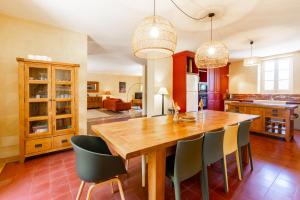 特雷布Maison Cantalauze - Pays Cathare - Carcassonne - Canal du Midi的厨房配有木桌和椅子