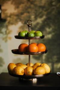 法伦大法伦第一酒店的三层水果展示,有梨和橙子