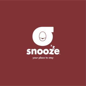 雅典Snooze H的红色背景上带有微笑的字母b标志