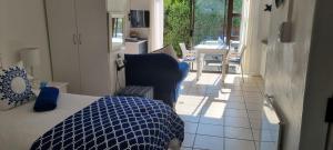 阿古拉斯South Of Africa的一间卧室配有一张床,享有庭院的景色