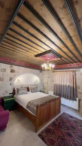 格雷梅爱丽舍洞穴酒店的一间卧室,卧室内配有一张大床