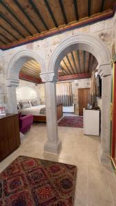 格雷梅爱丽舍洞穴酒店的带拱门、床和地毯的房间