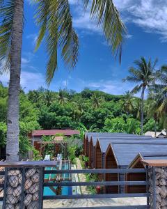 吉利特拉旺安Absolute Villa的棕榈树度假村的景色