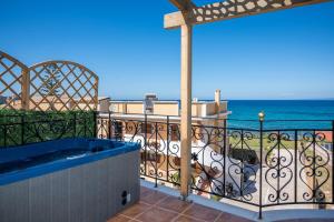 阿凯松Casa di Cuore - Beachfront的阳台设有热水浴缸,享有海景