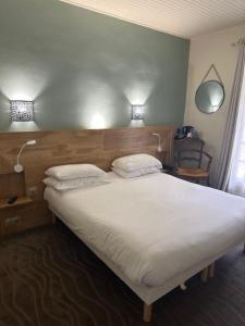 丰维耶瓦尔马约贝斯特韦斯特酒店的卧室配有一张带两个枕头的大白色床