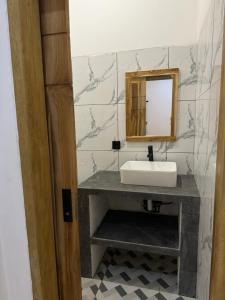 龙目岛库塔Santai Retreat的一间带水槽和镜子的浴室