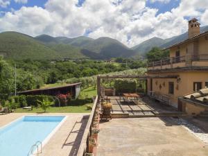 CasperiaHoliday Home Colleflaviano by Interhome的一座别墅,设有游泳池和山脉