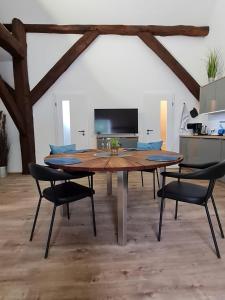 巴德茨维什安Ahrenshof 8的一间带木桌和椅子的用餐室