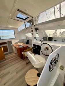 夫塞塔Barco Casa Fuzeta的船上的厨房和客厅,配有天窗