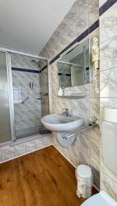 巴哈拉赫巴查瑞彻酒店的一间带水槽、淋浴和卫生间的浴室