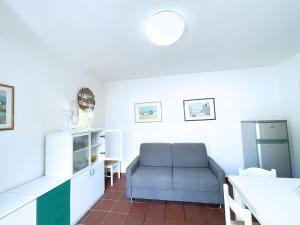 BagnaiaSant'Anna del Volterraio - Strada Maestra (56)的客厅设有蓝色沙发,厨房设有