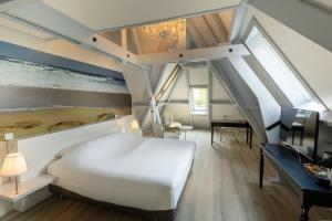 威廉斯塔德Hotel de MAGISTRAAT的一间卧室配有一张床和一张书桌