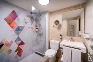 圣地亚哥港阿勒格罗伊索拉酒店的带淋浴、卫生间和盥洗盆的浴室